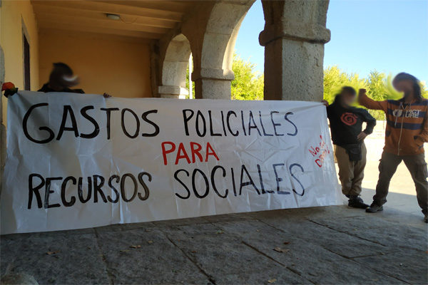 Crónica de la concentración contra el gasto policial en Bustarviejo